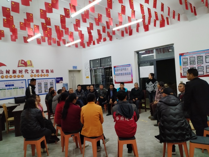 凤山村两委在新时代文明实践站组织群众开“夜间坝坝会”宣传相关政策（张金荣 供图）_副本.jpg