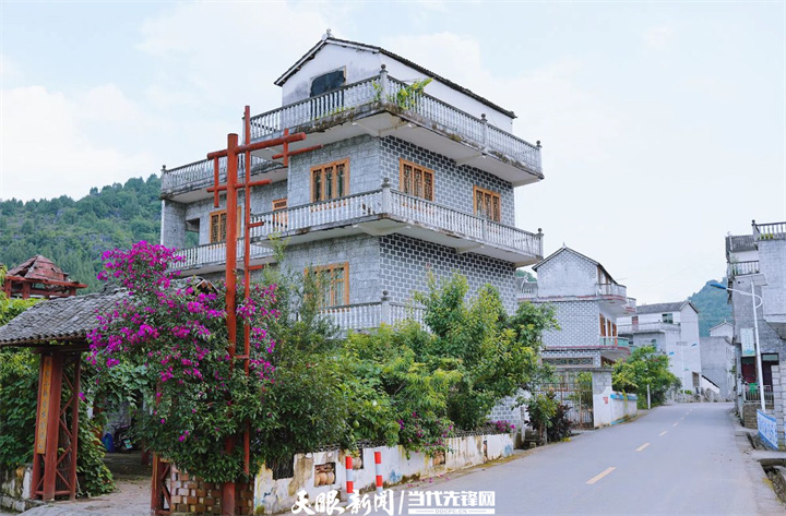 干净整洁的村庄道路.jpg