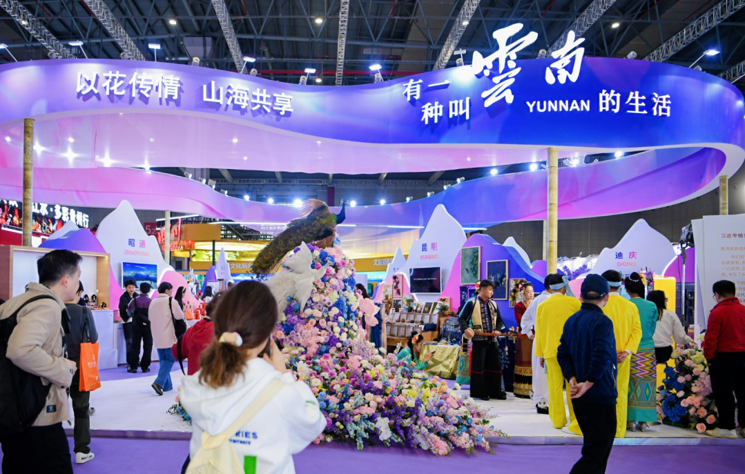wen_4701---游客在“以花传情 花海共享”为主题的云南馆拍照打卡.jpg