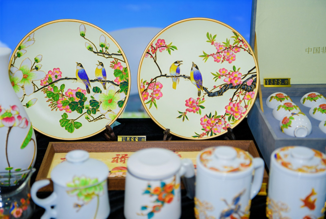 wen_4722---图为内蒙古文创产品景泰蓝.jpg